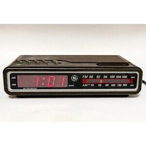 Vintage GE Digital Alarm Clock Radio AM/FM Radio 7-4612A Woodgrain TESTED